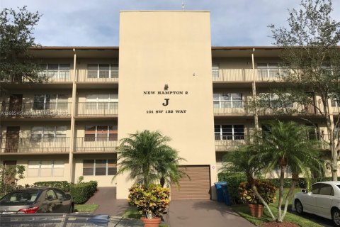 Condominio en alquiler en Pembroke Pines, Florida, 1 dormitorio, 75.34 m2 № 1931555 - foto 1