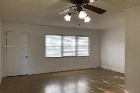 Condo in Pembroke Pines, Florida, 1 bedroom  № 1931555 - photo 3