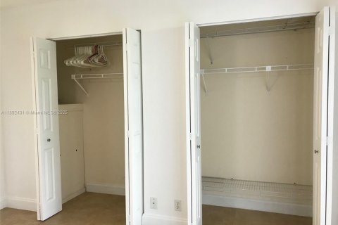 Condominio en alquiler en Pembroke Pines, Florida, 1 dormitorio, 75.34 m2 № 1931555 - foto 10