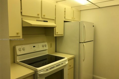 Condo in Pembroke Pines, Florida, 1 bedroom  № 1931555 - photo 4