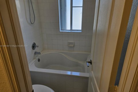 Снять в аренду таунхаус в Майами, Флорида 3 спальни, 132.48м2, № 1977702 - фото 28