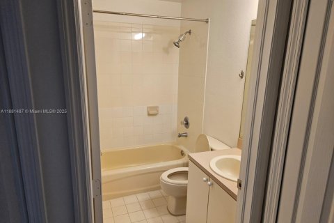 Снять в аренду таунхаус в Майами, Флорида 3 спальни, 132.48м2, № 1977702 - фото 11