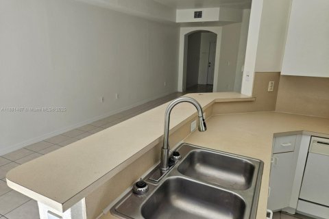 Снять в аренду таунхаус в Майами, Флорида 3 спальни, 132.48м2, № 1977702 - фото 2
