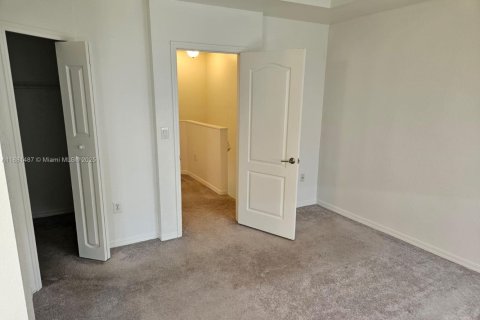 Снять в аренду таунхаус в Майами, Флорида 3 спальни, 132.48м2, № 1977702 - фото 27