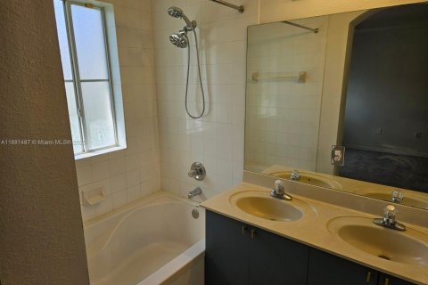 Снять в аренду таунхаус в Майами, Флорида 3 спальни, 132.48м2, № 1977702 - фото 9