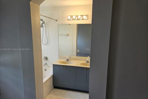 Снять в аренду таунхаус в Майами, Флорида 3 спальни, 132.48м2, № 1977702 - фото 23