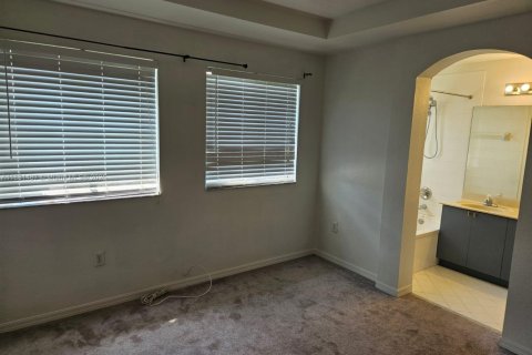 Снять в аренду таунхаус в Майами, Флорида 3 спальни, 132.48м2, № 1977702 - фото 21