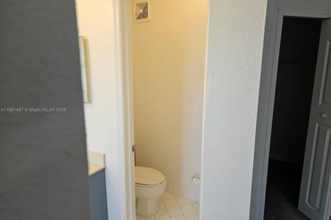 Снять в аренду таунхаус в Майами, Флорида 3 спальни, 132.48м2, № 1977702 - фото 19