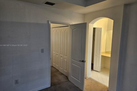 Снять в аренду таунхаус в Майами, Флорида 3 спальни, 132.48м2, № 1977702 - фото 25
