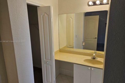 Снять в аренду таунхаус в Майами, Флорида 3 спальни, 132.48м2, № 1977702 - фото 29