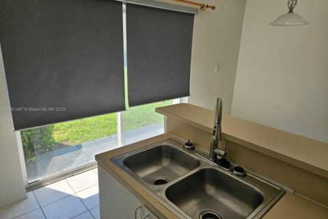 Снять в аренду таунхаус в Майами, Флорида 3 спальни, 132.48м2, № 1977702 - фото 4