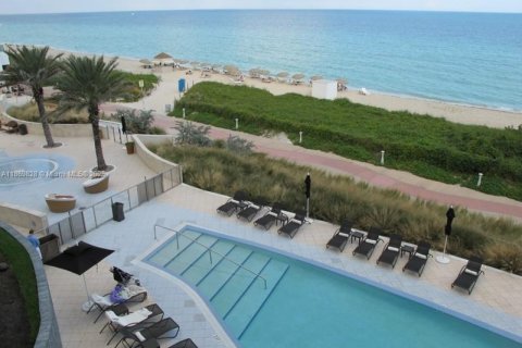 Снять в аренду кондоминиум в Майами-Бич, Флорида 2 спальни, 82.4м2, № 1928322 - фото 1