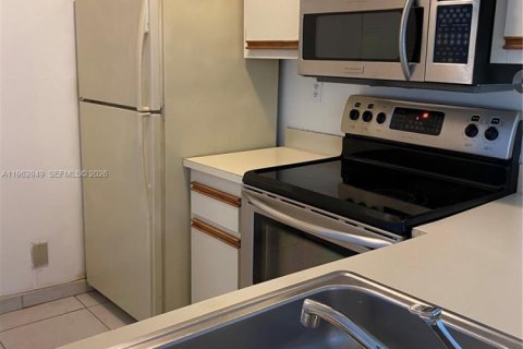 Copropriété à louer à Miami, Floride: 1 chambre, 80.08 m2 № 2023943 - photo 5