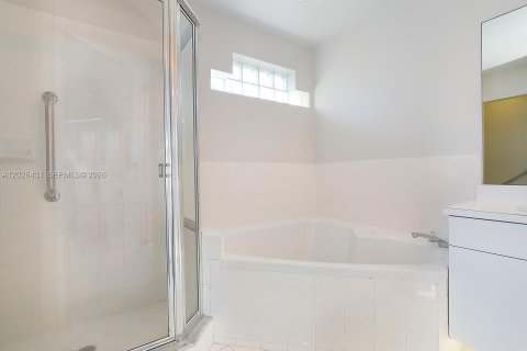 Снять в аренду виллу или дом в Майами, Флорида 3 спальни, 125.42м2, № 2077579 - фото 16