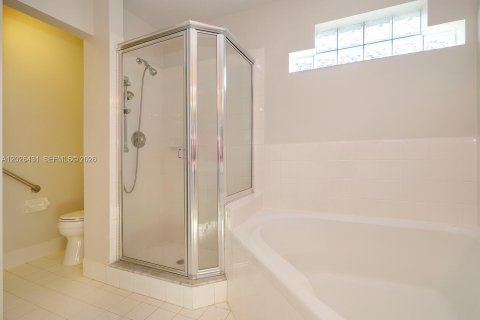 Снять в аренду виллу или дом в Майами, Флорида 3 спальни, 125.42м2, № 2077579 - фото 15