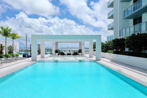 Condo in Miami, Florida, 1 bedroom  № 1944113 - photo 2