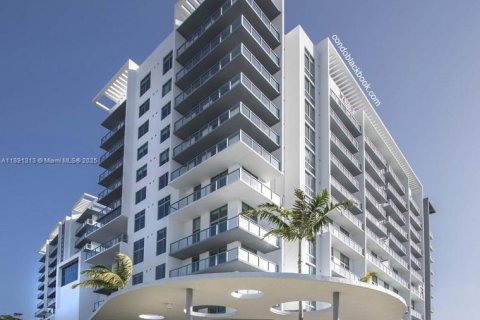 Condo in Miami, Florida, 1 bedroom  № 1944113 - photo 1