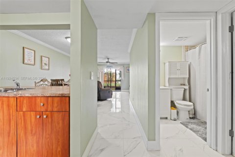 Condo in Miami, Florida, 2 bedrooms  № 1983974 - photo 6