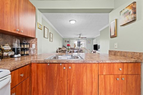 Condo in Miami, Florida, 2 bedrooms  № 1983974 - photo 10