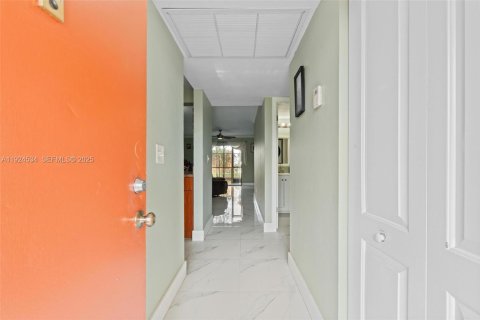 Condo in Miami, Florida, 2 bedrooms  № 1983974 - photo 5