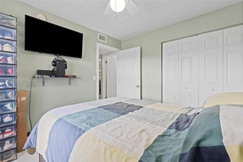 Condo in Miami, Florida, 2 bedrooms  № 1983974 - photo 13