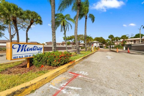 Condo in Miami, Florida, 2 bedrooms  № 1983974 - photo 1