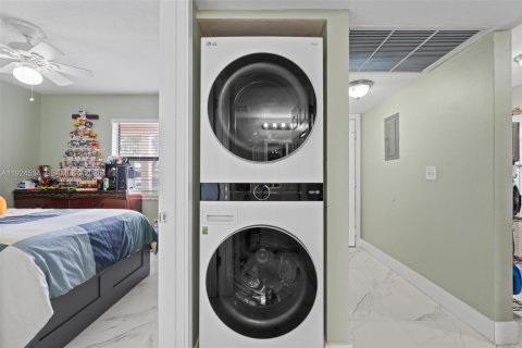 Condo in Miami, Florida, 2 bedrooms  № 1983974 - photo 11