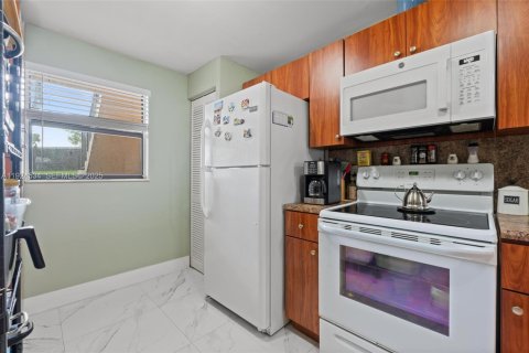 Condo in Miami, Florida, 2 bedrooms  № 1983974 - photo 8