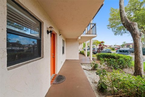 Condo in Miami, Florida, 2 bedrooms  № 1983974 - photo 3