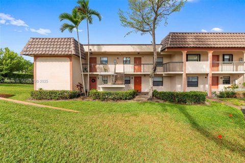 Condo in Miami, Florida, 2 bedrooms  № 1983974 - photo 2