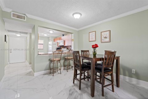 Condo in Miami, Florida, 2 bedrooms  № 1983974 - photo 17