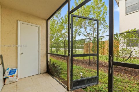 Condo in Miami, Florida, 2 bedrooms  № 1983974 - photo 26