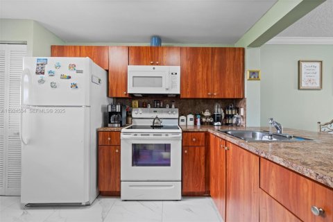 Condo in Miami, Florida, 2 bedrooms  № 1983974 - photo 7