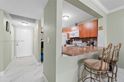 Condo in Miami, Florida, 2 bedrooms  № 1983974 - photo 15