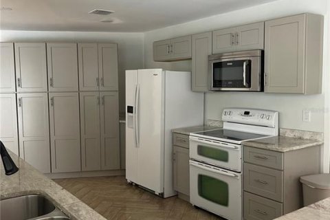Villa ou maison à louer à Orlando, Floride: 4 chambres, 221.29 m2 № 2406459 - photo 6