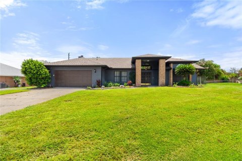 House in Winter Haven, Florida 3 bedrooms, 209.12 sq.m. № 2306606