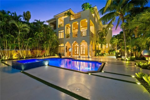 House in Aventura, Florida 5 bedrooms, 669.08 sq.m. № 1951094 - photo 1