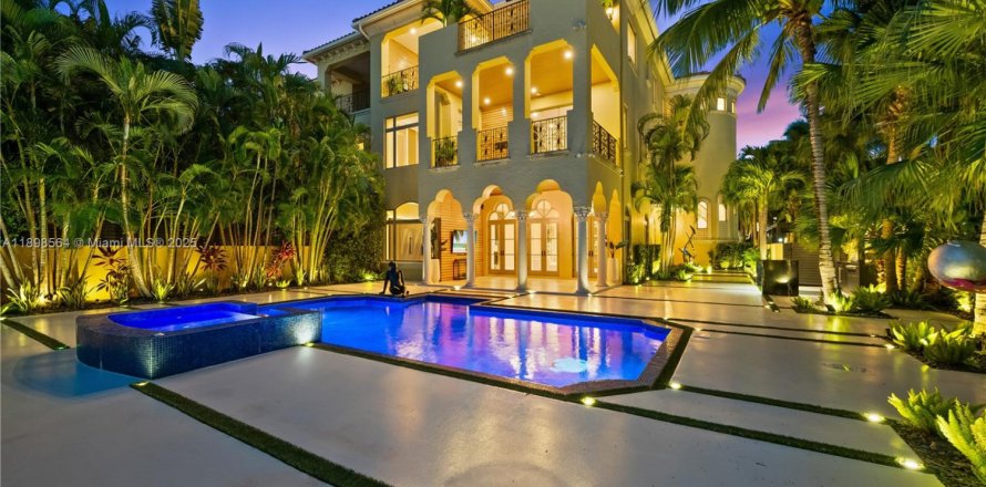 House in Aventura, Florida 5 bedrooms, 669.08 sq.m. № 1951094