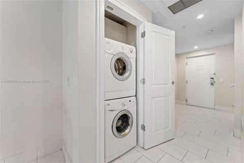 Condo in Doral, Florida, 3 bedrooms  № 1959596 - photo 10