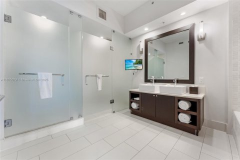 Condo in Doral, Florida, 3 bedrooms  № 1959596 - photo 14