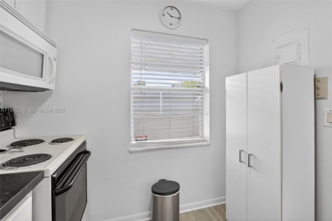 Condo in Margate, Florida, 1 bedroom  № 2005265 - photo 8