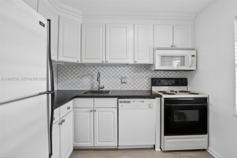 Condo in Margate, Florida, 1 bedroom  № 2005265 - photo 7