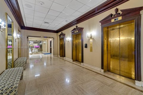 Condo in Hallandale Beach, Florida, 2 bedrooms  № 1947828 - photo 28