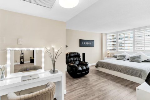 Condo in Hallandale Beach, Florida, 2 bedrooms  № 1947828 - photo 1