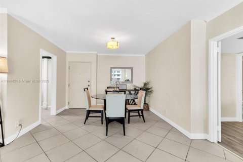 Condo in Hallandale Beach, Florida, 2 bedrooms  № 1947828 - photo 9