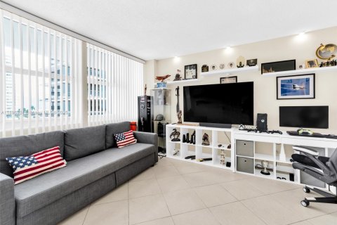 Condo in Hallandale Beach, Florida, 2 bedrooms  № 1947828 - photo 4