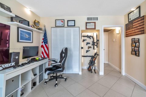 Condo in Hallandale Beach, Florida, 2 bedrooms  № 1947828 - photo 5