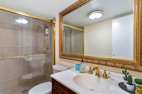 Condo in Hallandale Beach, Florida, 2 bedrooms  № 1947828 - photo 13