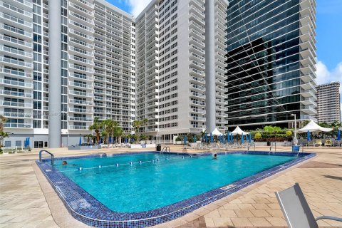 Condo in Hallandale Beach, Florida, 2 bedrooms  № 1947828 - photo 23