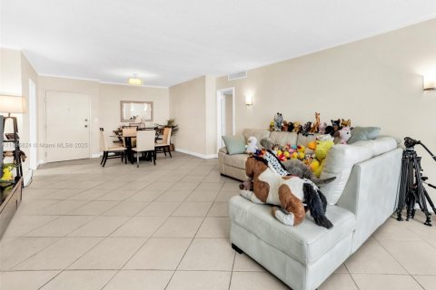 Condo in Hallandale Beach, Florida, 2 bedrooms  № 1947828 - photo 8